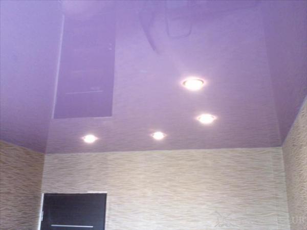 Фиолетовый глянцевый потолок