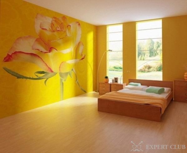 Желтая роза в интерьере спальни