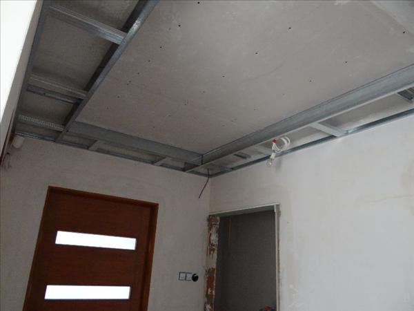 Монтаж металлокаркаса к потолку и стенам спальни