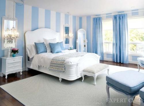 Бело-голубой интерьер спальни