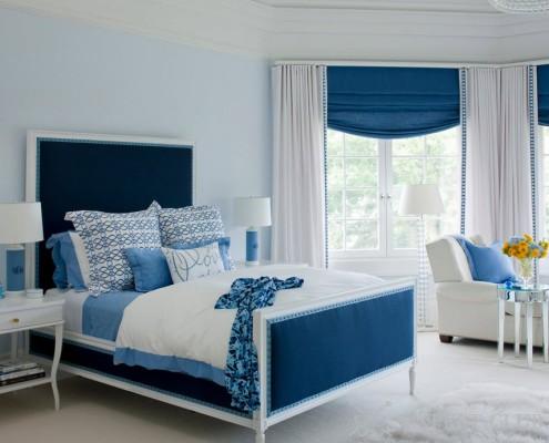 Небольшая спальня в бело-голубых цветах