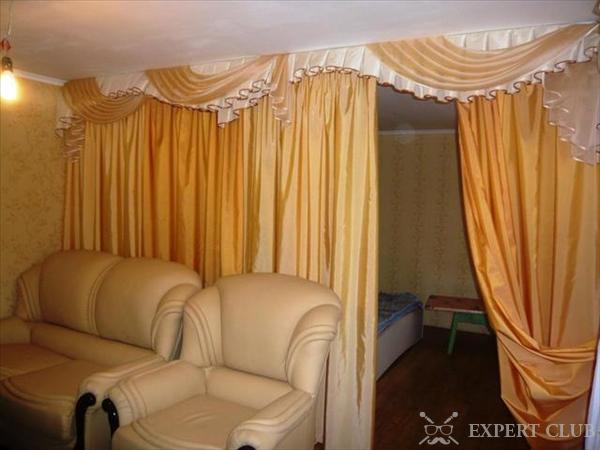 Обычные шторы могут стать предметом для зонирования комнаты