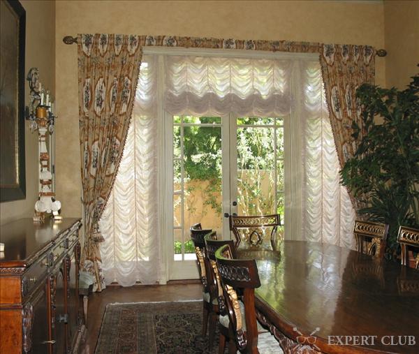 Светлые шторы в стиле Франции в интерьере гостиной