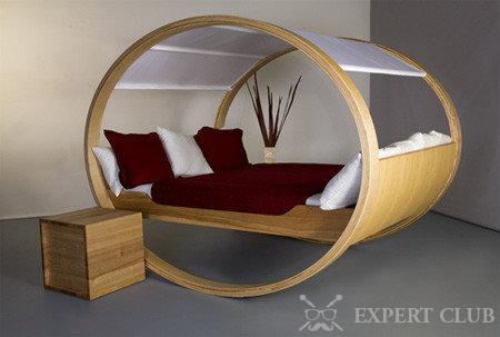 Необычная конструкция двуспальной кровати
