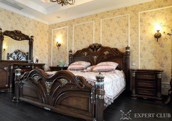 Двухспальная деревянная кровать в классическом стиле