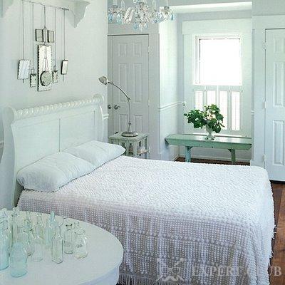 Спальня, оформленная в оттенках белого и светлой бирюзы