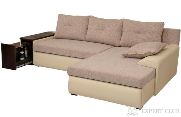 Угловой диван может быть оборудован множеством дополнительных удобств