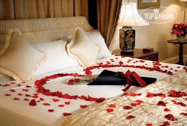 Украшение спальни с помощью лепестков цветов