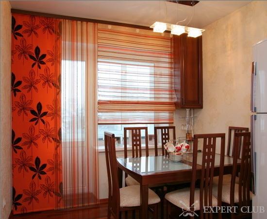 Окно в кухне, оформленное оранжевыми шторами