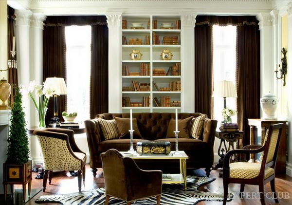 Интерьер гостиной с коричневыми шторами