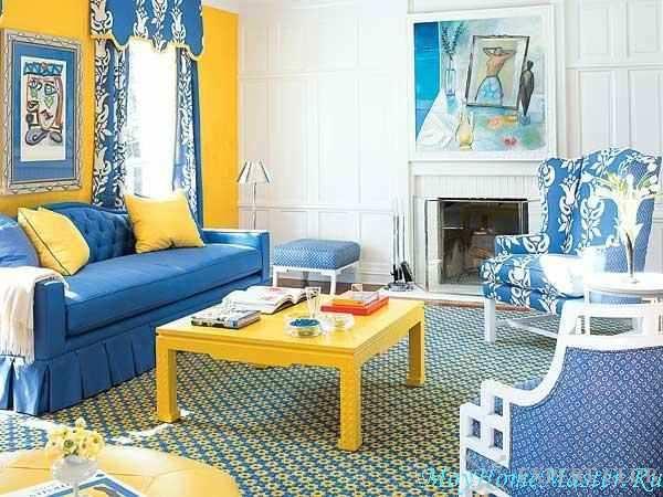 Синие занавеси «разбавлены» желтой стеной и столиком
