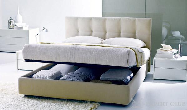 Кровать с пружинным подъемным механизмом