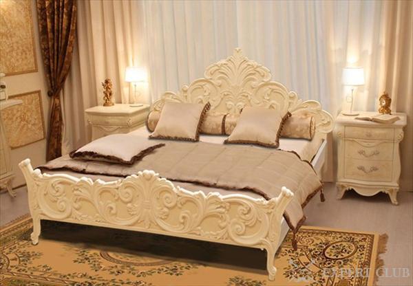 Резная кровать в интерьере спальни