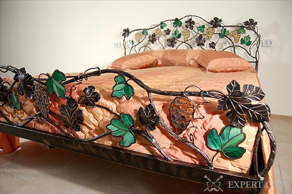 Кованая кровать – роскошное ложе в спальне