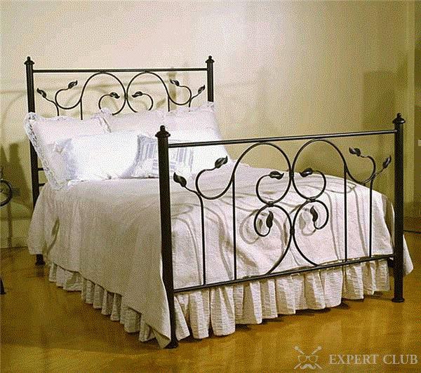 Белая кровать с железным изголовьем