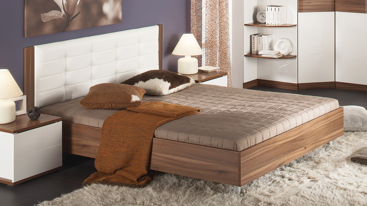 Двуспальная  кровать с мягкой спинкой - приятный элемент декора