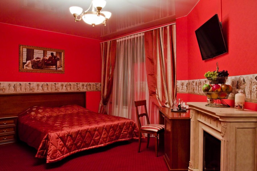 Красная спальня - интерьер, пропитанный страстью