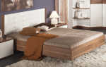 Двуспальная  кровать с мягкой спинкой — приятный элемент декора