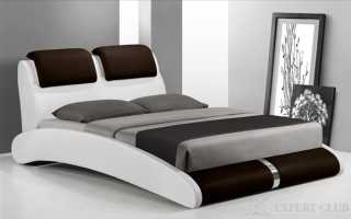 Двухместная кровать в спальне